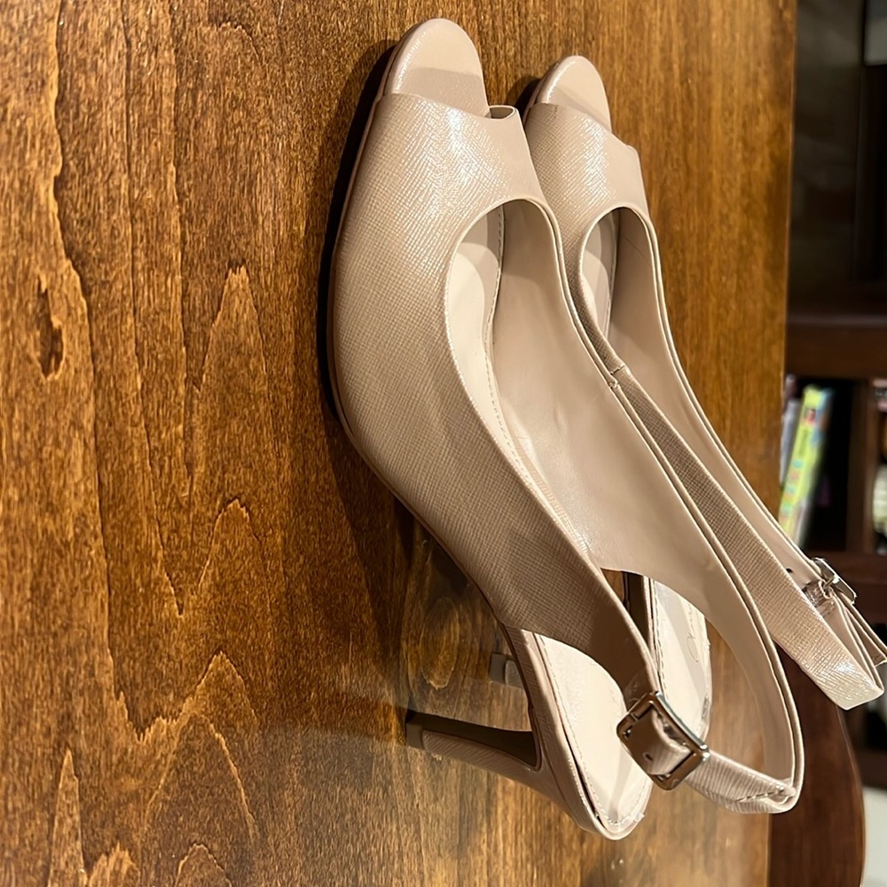 Women’s Nude colored slingback heels. Size 7 in excellent condition